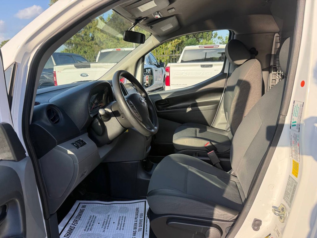 Nissan NV200 Vehicle Full-screen Gallery Image 07