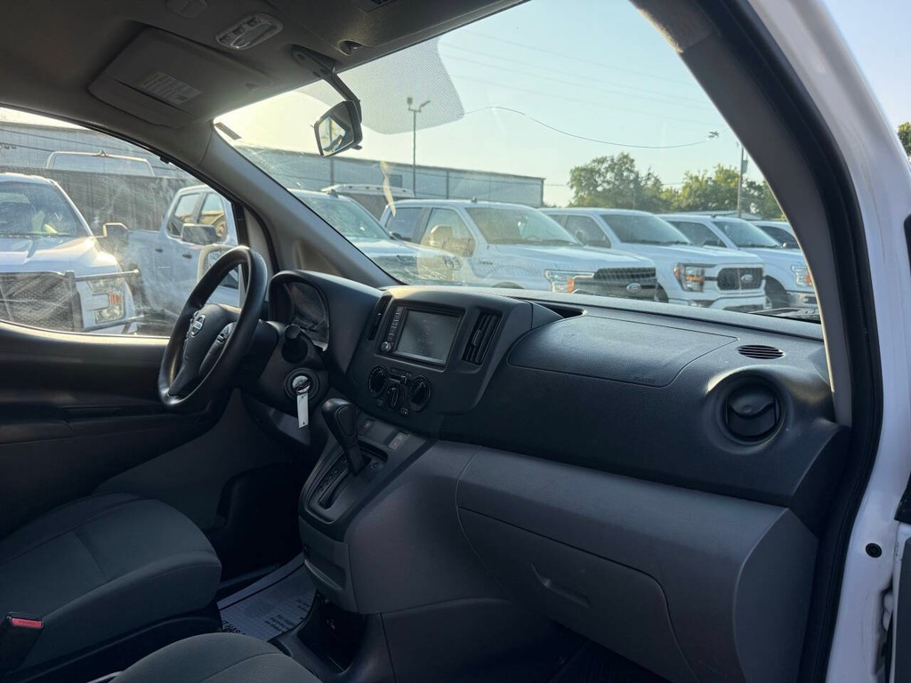 Nissan NV200 Vehicle Full-screen Gallery Image 09