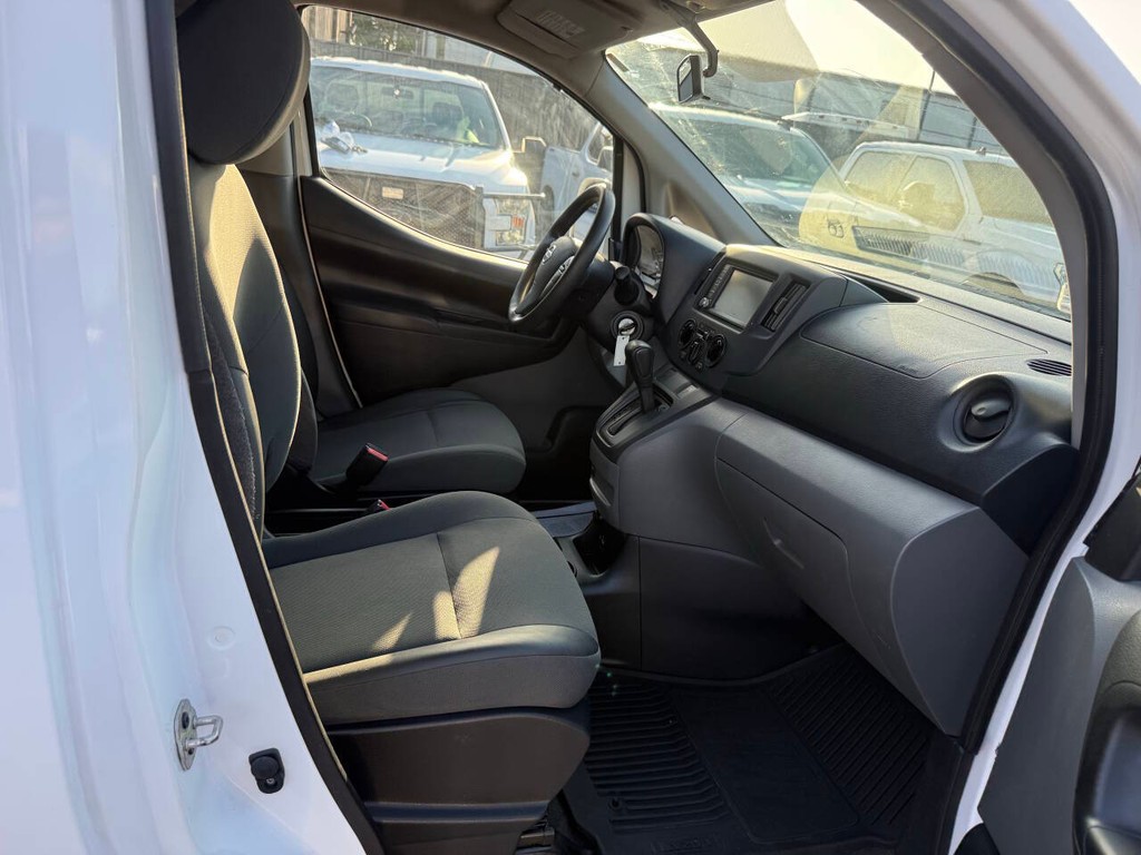 Nissan NV200 Vehicle Full-screen Gallery Image 10