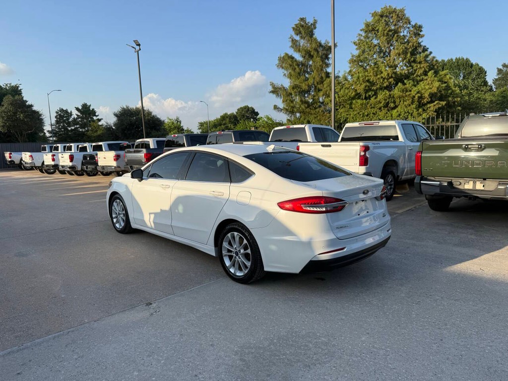 Ford Fusion Hybrid Vehicle Full-screen Gallery Image 04