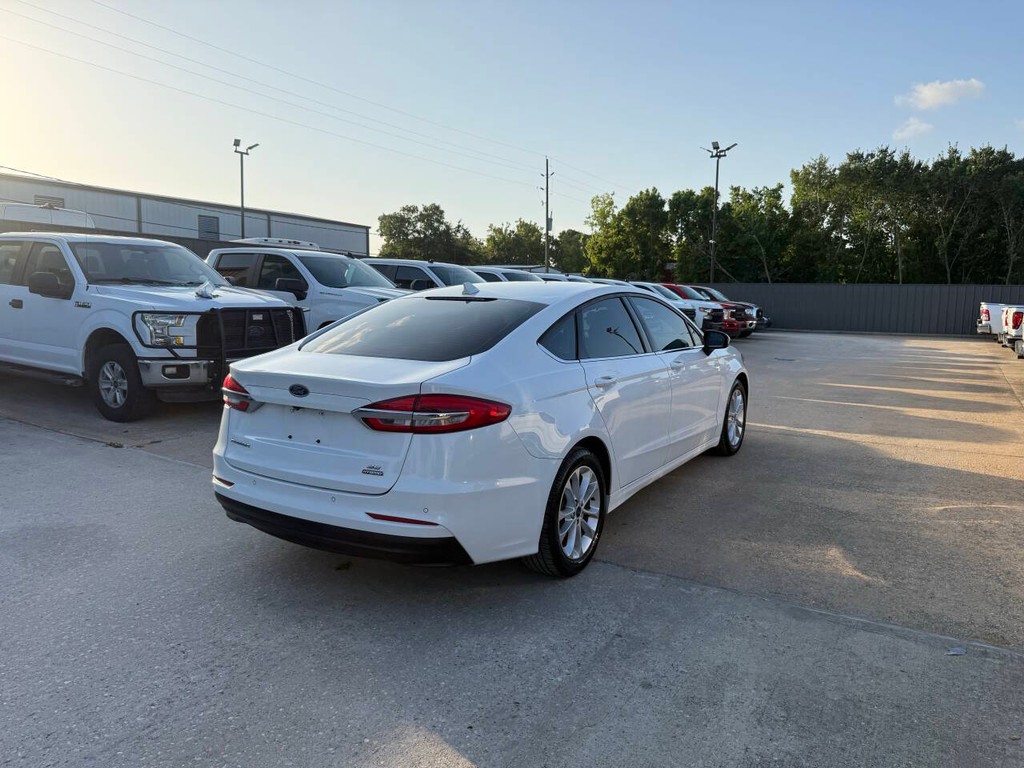 Ford Fusion Hybrid Vehicle Full-screen Gallery Image 05