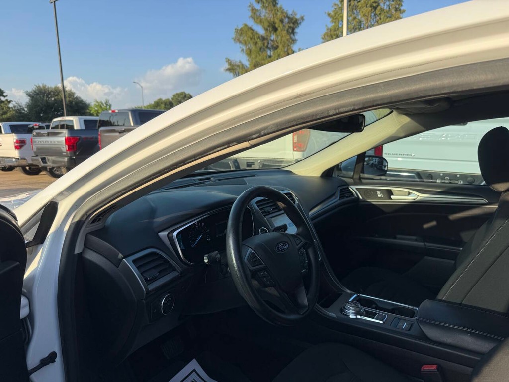 Ford Fusion Hybrid Vehicle Full-screen Gallery Image 06