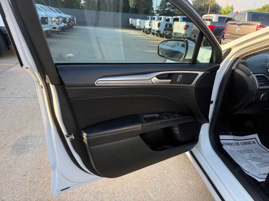 Ford Fusion Hybrid Vehicle Full-screen Gallery Image 08