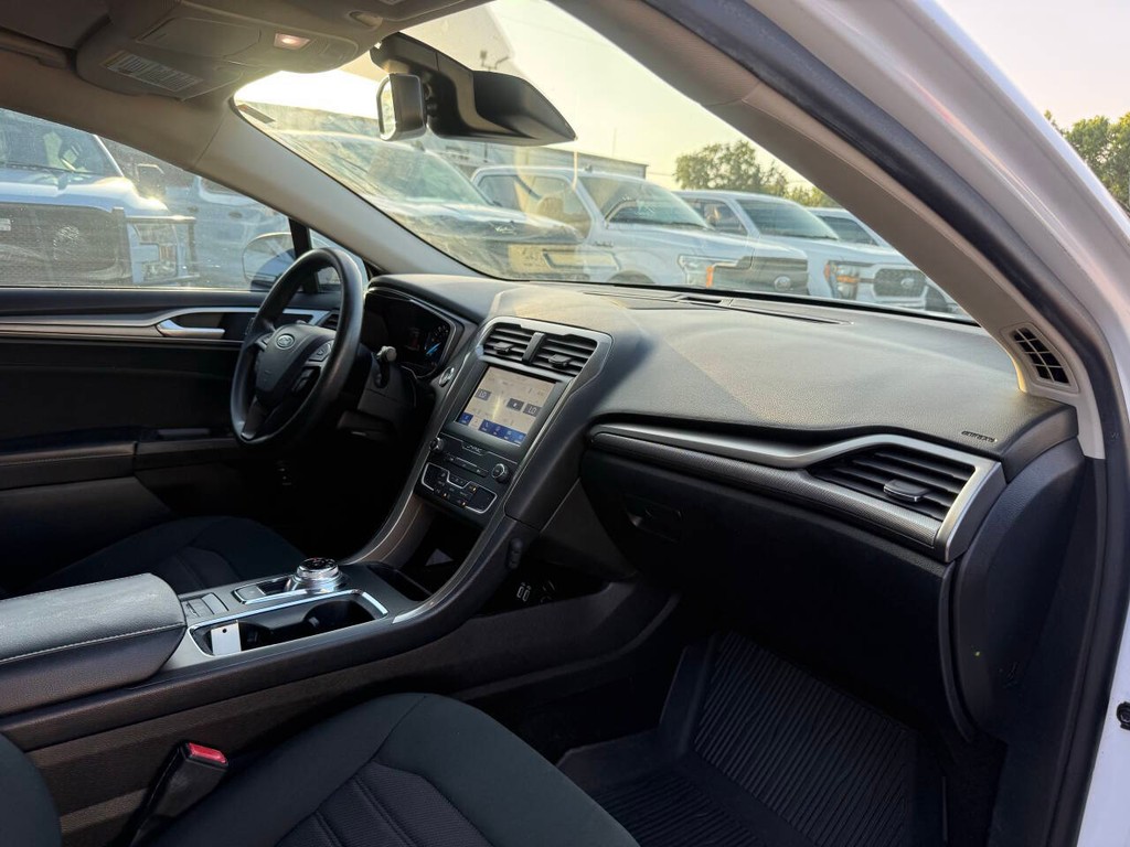 Ford Fusion Hybrid Vehicle Full-screen Gallery Image 09