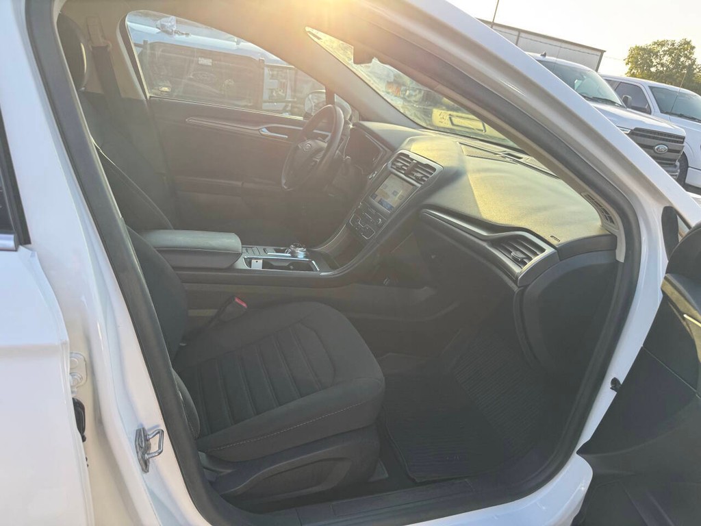 Ford Fusion Hybrid Vehicle Full-screen Gallery Image 10
