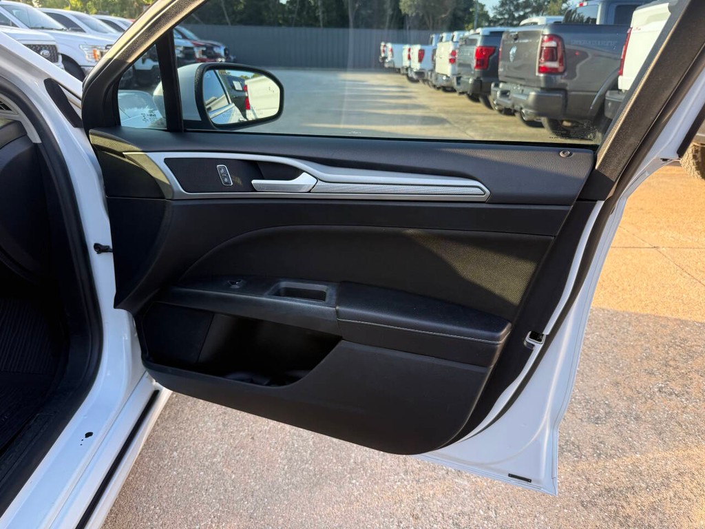 Ford Fusion Hybrid Vehicle Full-screen Gallery Image 11