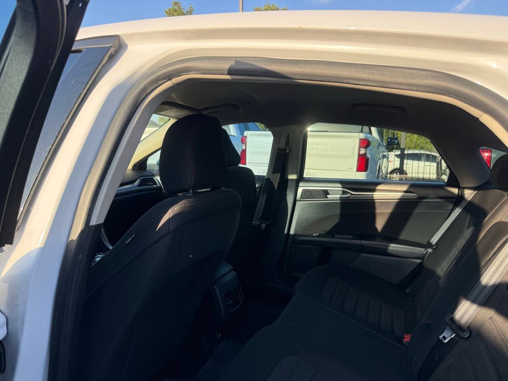 Ford Fusion Hybrid Vehicle Full-screen Gallery Image 12