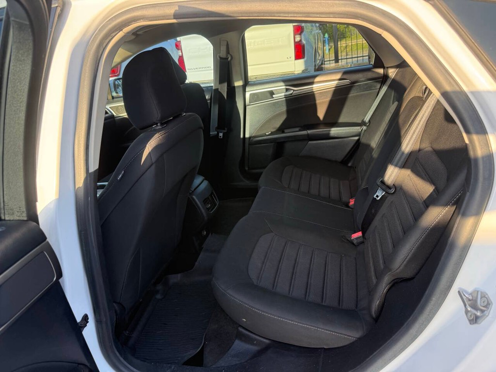 Ford Fusion Hybrid Vehicle Full-screen Gallery Image 13