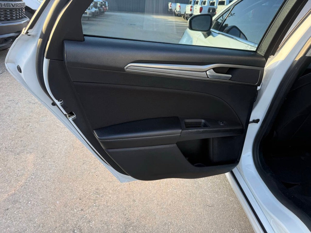 Ford Fusion Hybrid Vehicle Full-screen Gallery Image 14