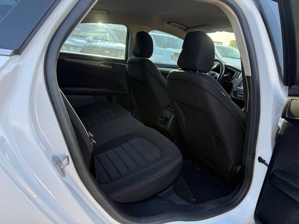 Ford Fusion Hybrid Vehicle Full-screen Gallery Image 15