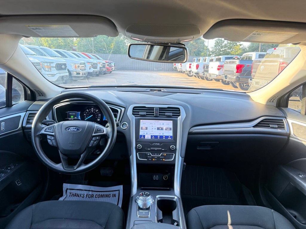 Ford Fusion Hybrid Vehicle Full-screen Gallery Image 17