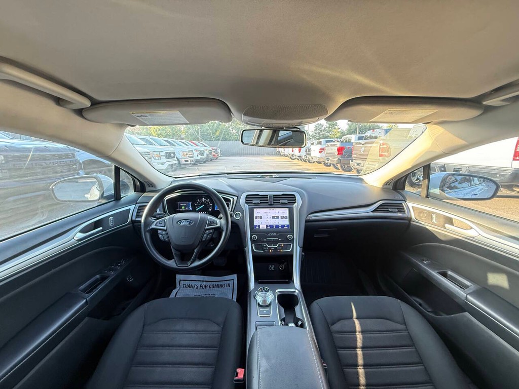 Ford Fusion Hybrid Vehicle Full-screen Gallery Image 18