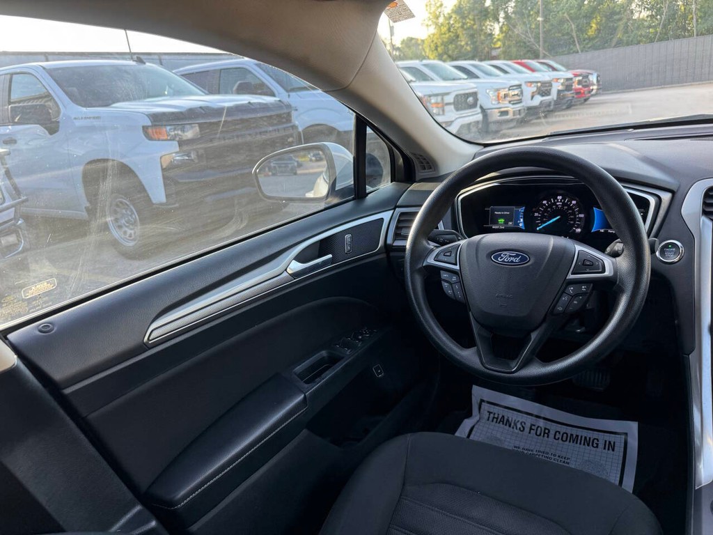 Ford Fusion Hybrid Vehicle Full-screen Gallery Image 19