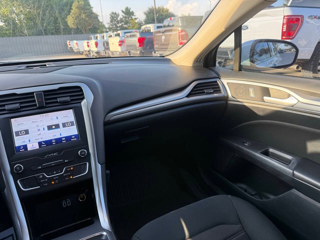 Ford Fusion Hybrid Vehicle Full-screen Gallery Image 20