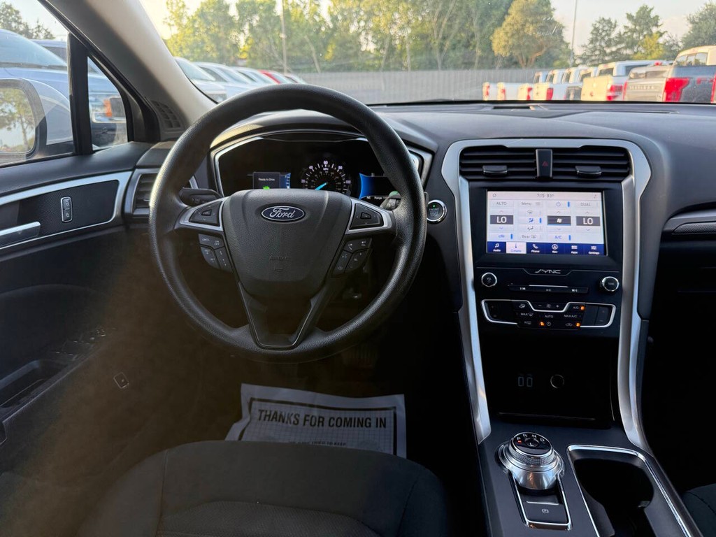 Ford Fusion Hybrid Vehicle Full-screen Gallery Image 21