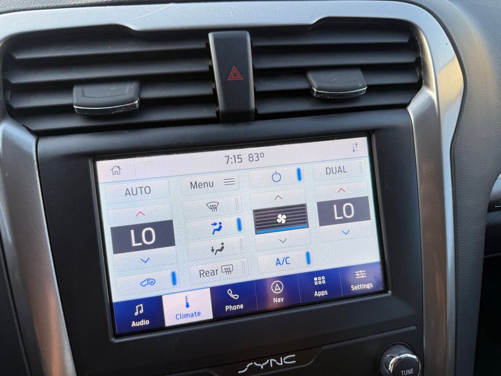 Ford Fusion Hybrid Vehicle Full-screen Gallery Image 25