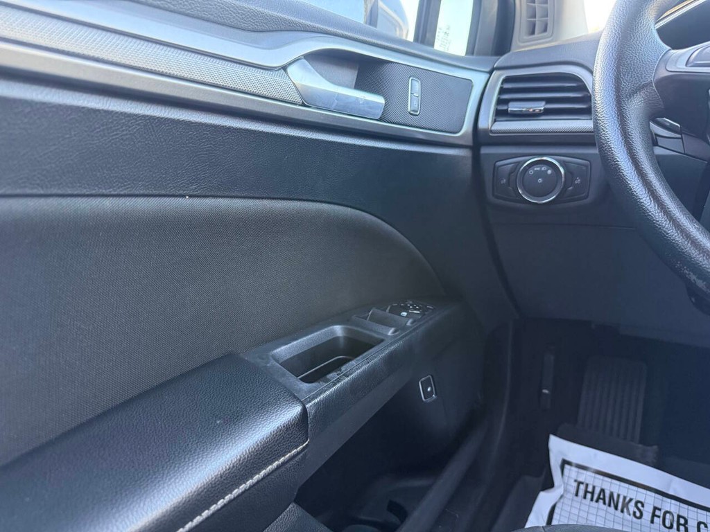 Ford Fusion Hybrid Vehicle Full-screen Gallery Image 29