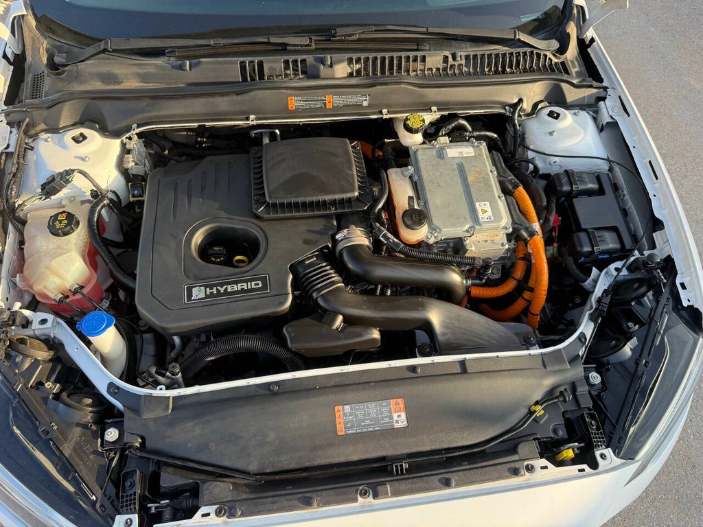 Ford Fusion Hybrid Vehicle Full-screen Gallery Image 33