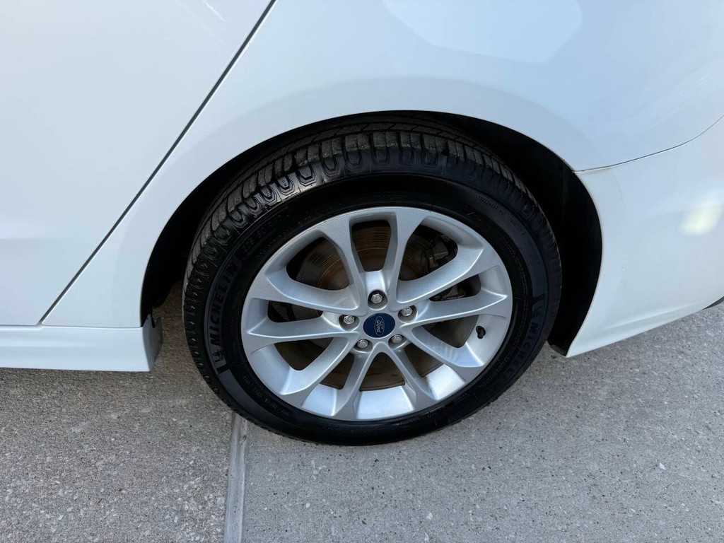 Ford Fusion Hybrid Vehicle Full-screen Gallery Image 34