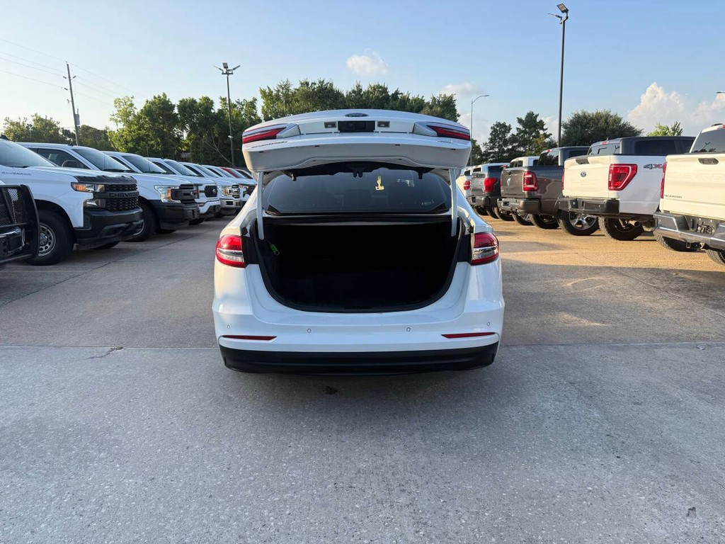 Ford Fusion Hybrid Vehicle Full-screen Gallery Image 35