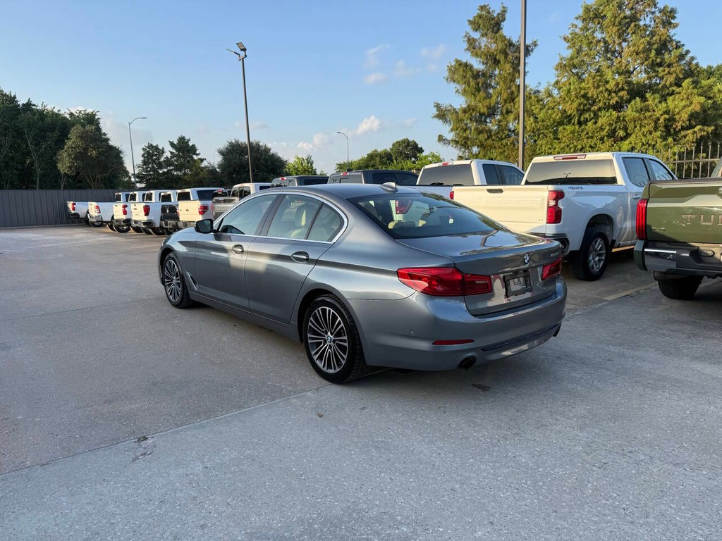BMW 5 Series Vehicle Full-screen Gallery Image 04