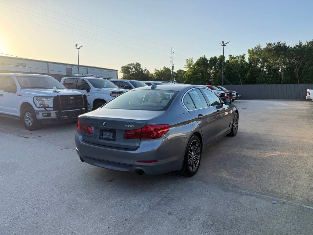 BMW 5 Series Vehicle Full-screen Gallery Image 05