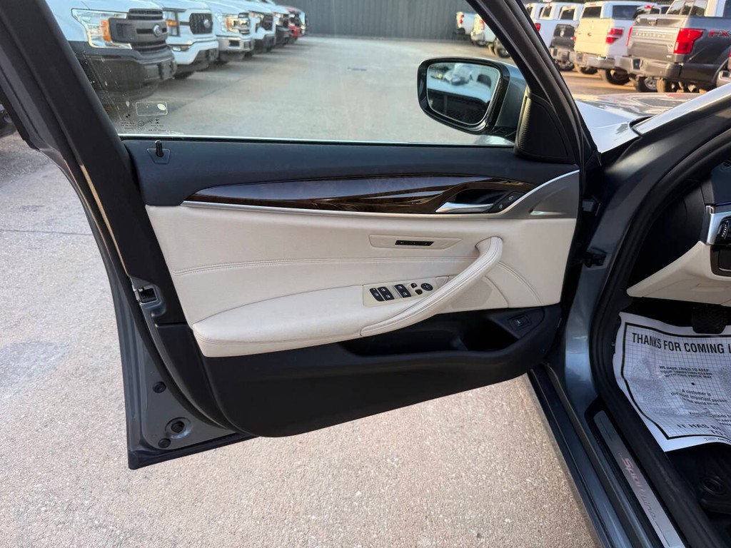 BMW 5 Series Vehicle Full-screen Gallery Image 08