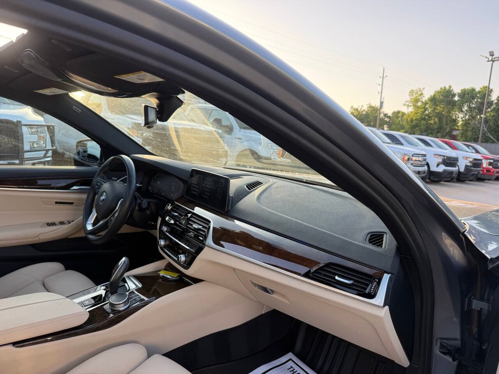 BMW 5 Series Vehicle Full-screen Gallery Image 09