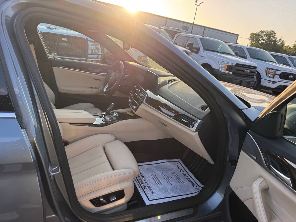 BMW 5 Series Vehicle Full-screen Gallery Image 10