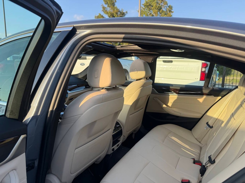 BMW 5 Series Vehicle Full-screen Gallery Image 12