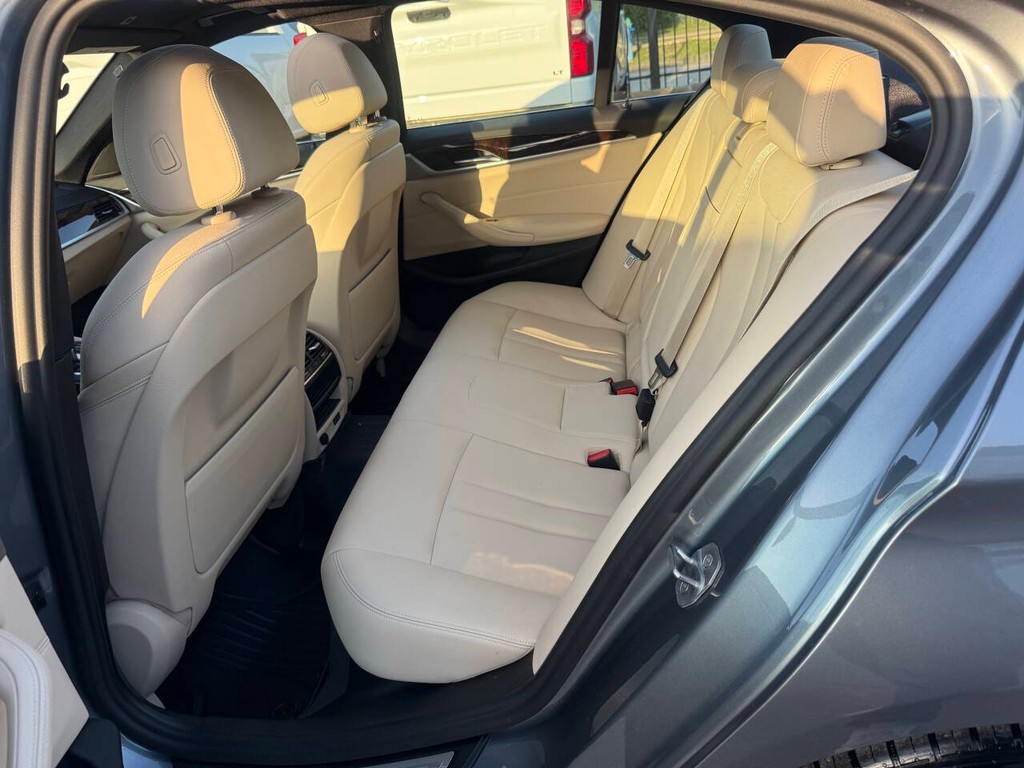 BMW 5 Series Vehicle Full-screen Gallery Image 13