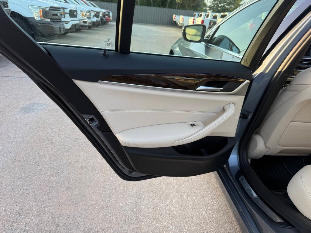 BMW 5 Series Vehicle Full-screen Gallery Image 14