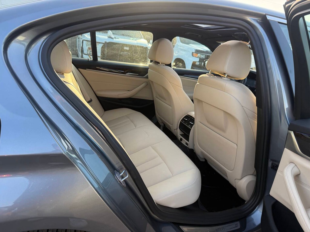 BMW 5 Series Vehicle Full-screen Gallery Image 15