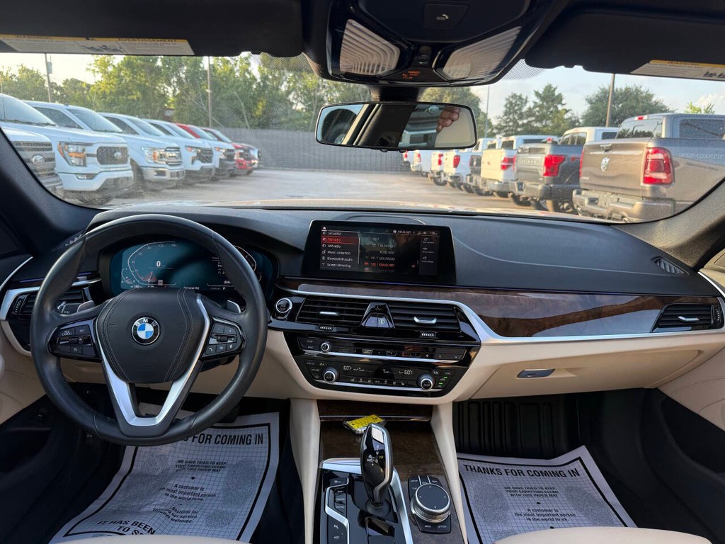 BMW 5 Series Vehicle Full-screen Gallery Image 17