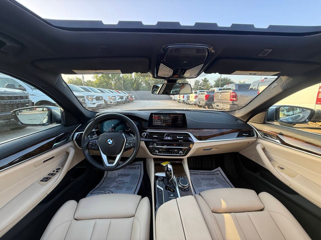 BMW 5 Series Vehicle Full-screen Gallery Image 18