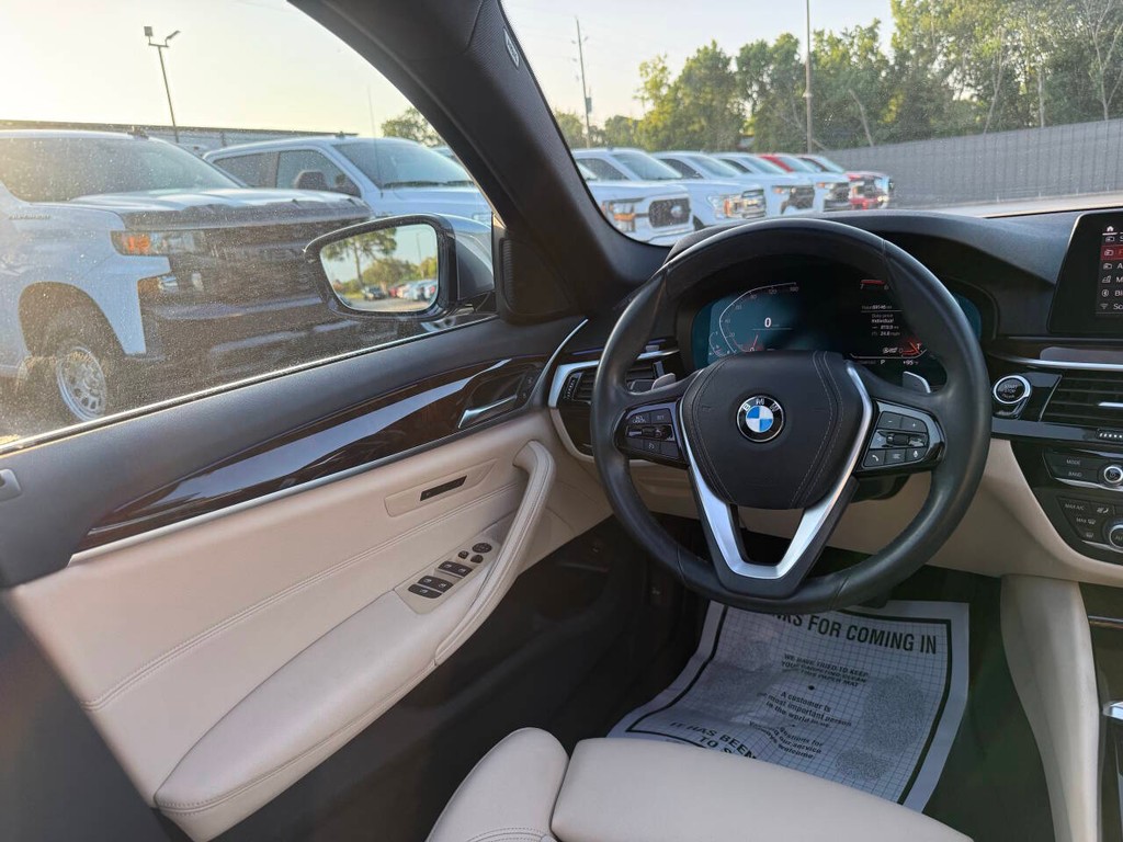 BMW 5 Series Vehicle Full-screen Gallery Image 19