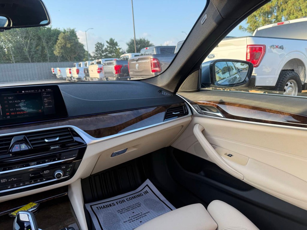 BMW 5 Series Vehicle Full-screen Gallery Image 20