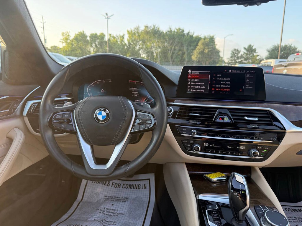 BMW 5 Series Vehicle Full-screen Gallery Image 21