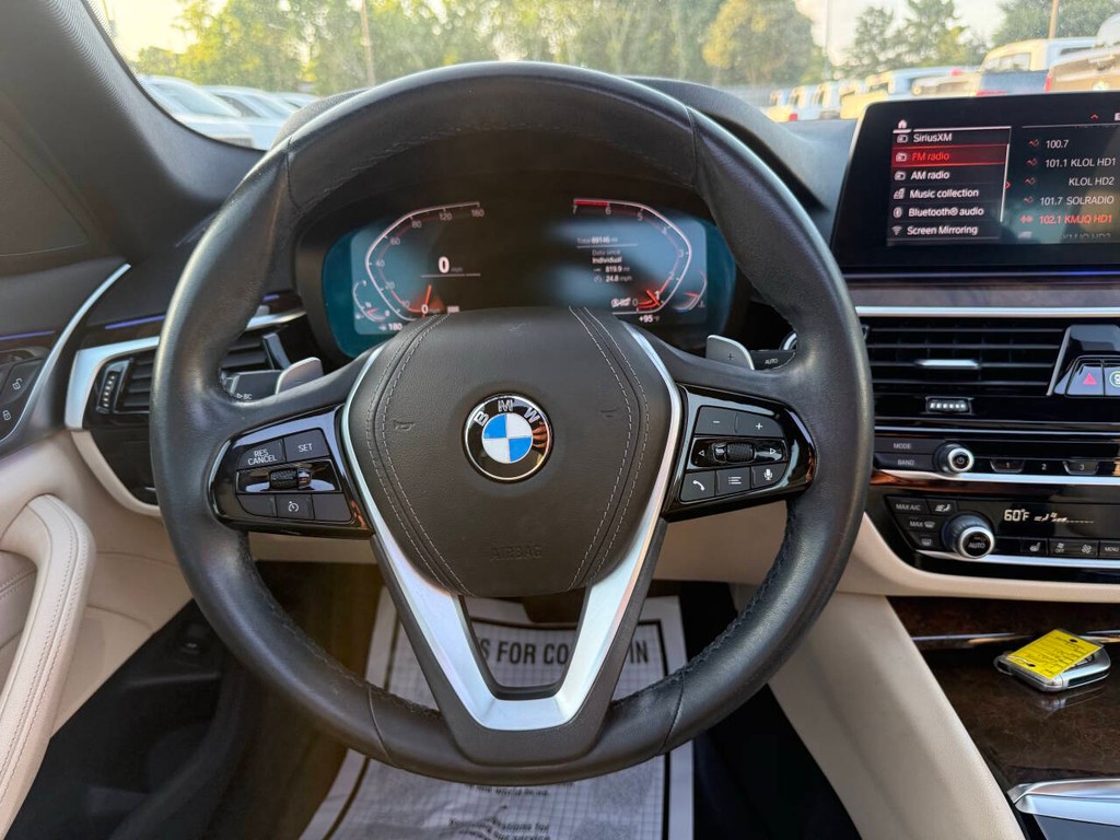 BMW 5 Series Vehicle Full-screen Gallery Image 22