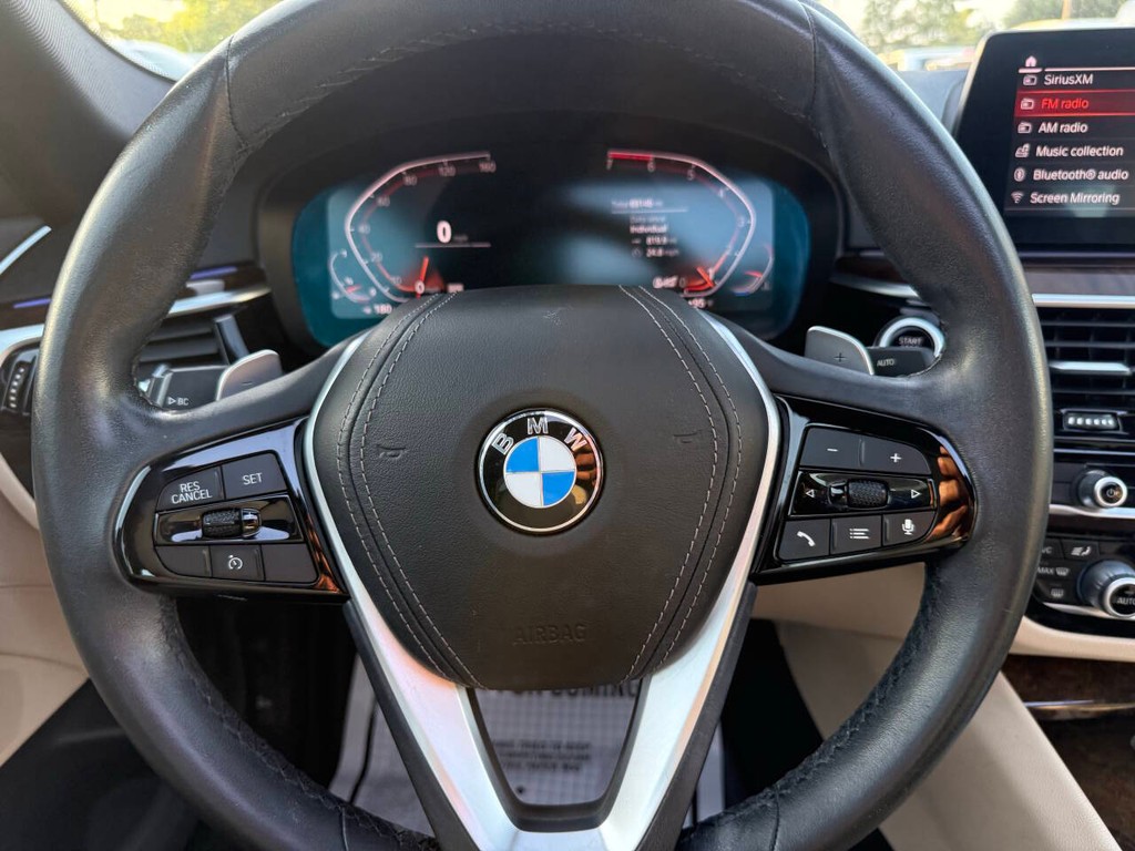 BMW 5 Series Vehicle Full-screen Gallery Image 23