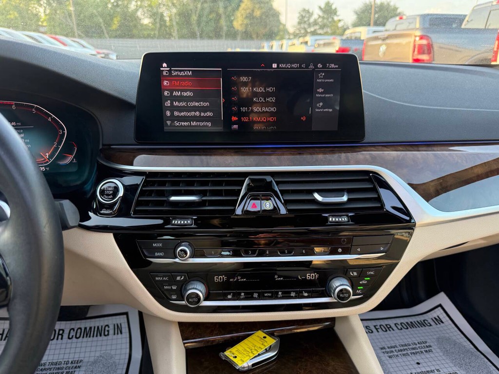 BMW 5 Series Vehicle Full-screen Gallery Image 24