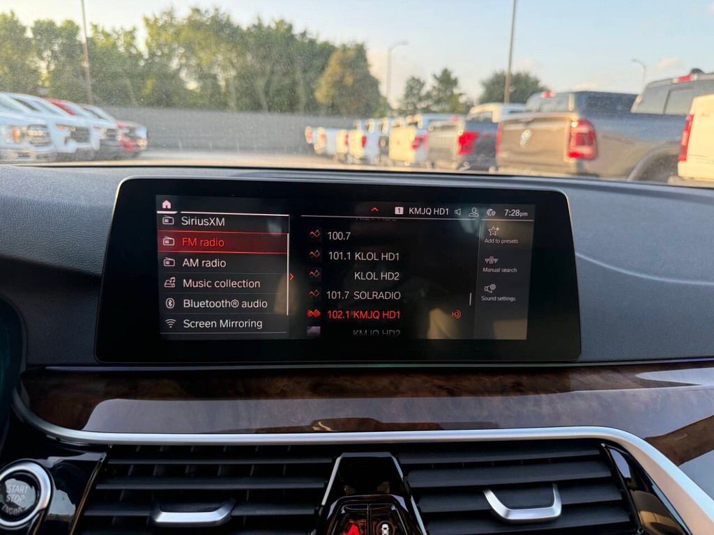 BMW 5 Series Vehicle Full-screen Gallery Image 25
