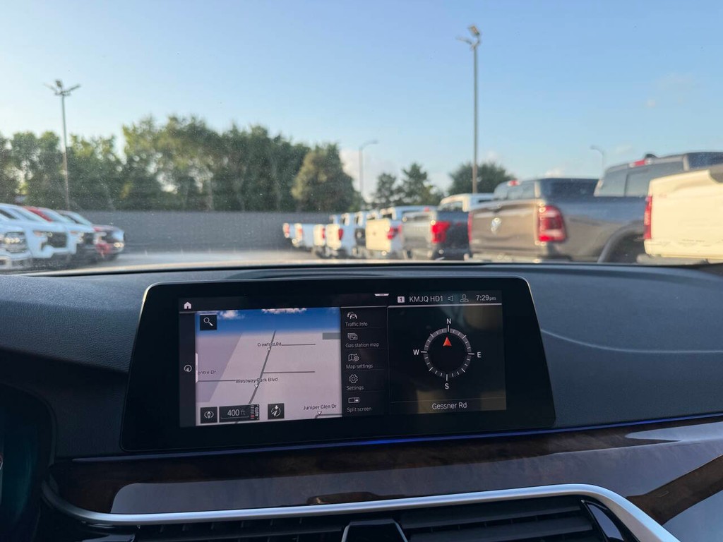 BMW 5 Series Vehicle Full-screen Gallery Image 26