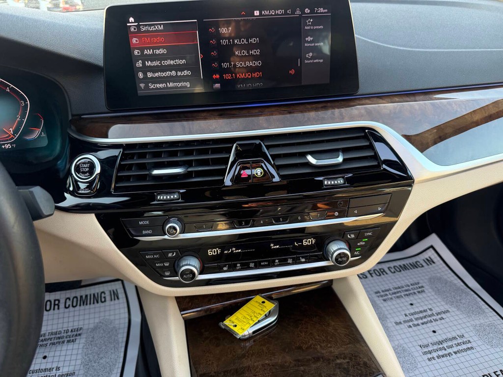 BMW 5 Series Vehicle Full-screen Gallery Image 28