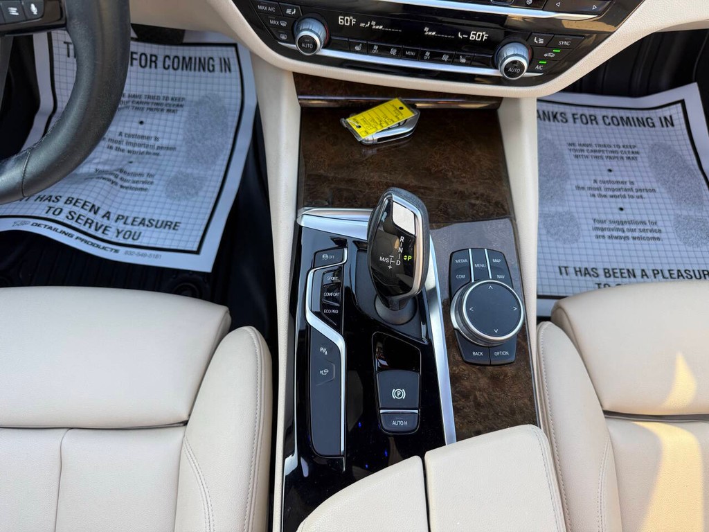 BMW 5 Series Vehicle Full-screen Gallery Image 30
