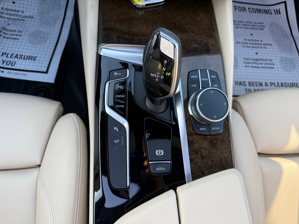 BMW 5 Series Vehicle Full-screen Gallery Image 31