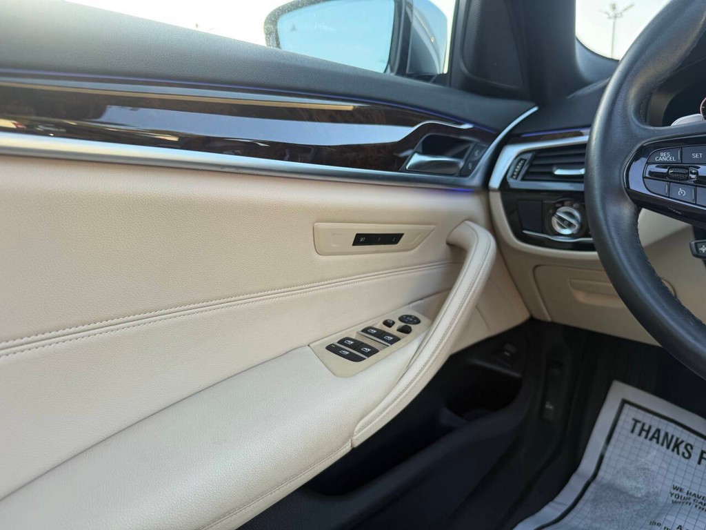 BMW 5 Series Vehicle Full-screen Gallery Image 32