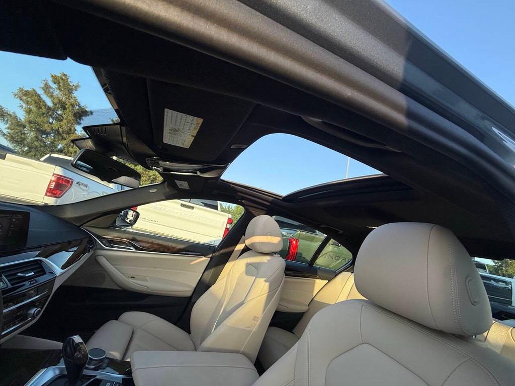 BMW 5 Series Vehicle Full-screen Gallery Image 33