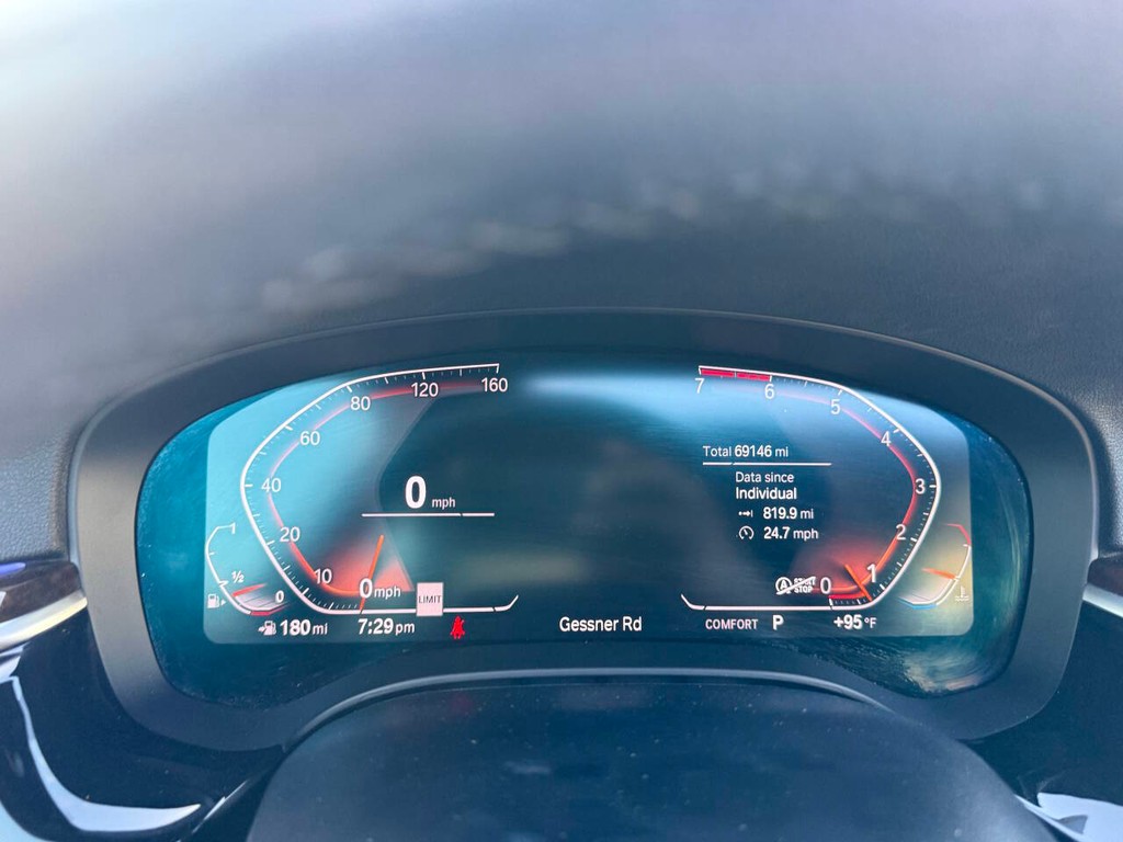 BMW 5 Series Vehicle Full-screen Gallery Image 35