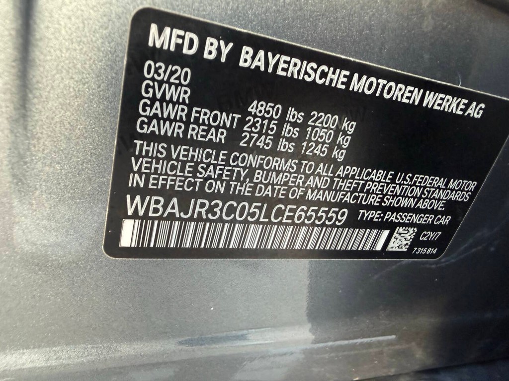 BMW 5 Series Vehicle Full-screen Gallery Image 36